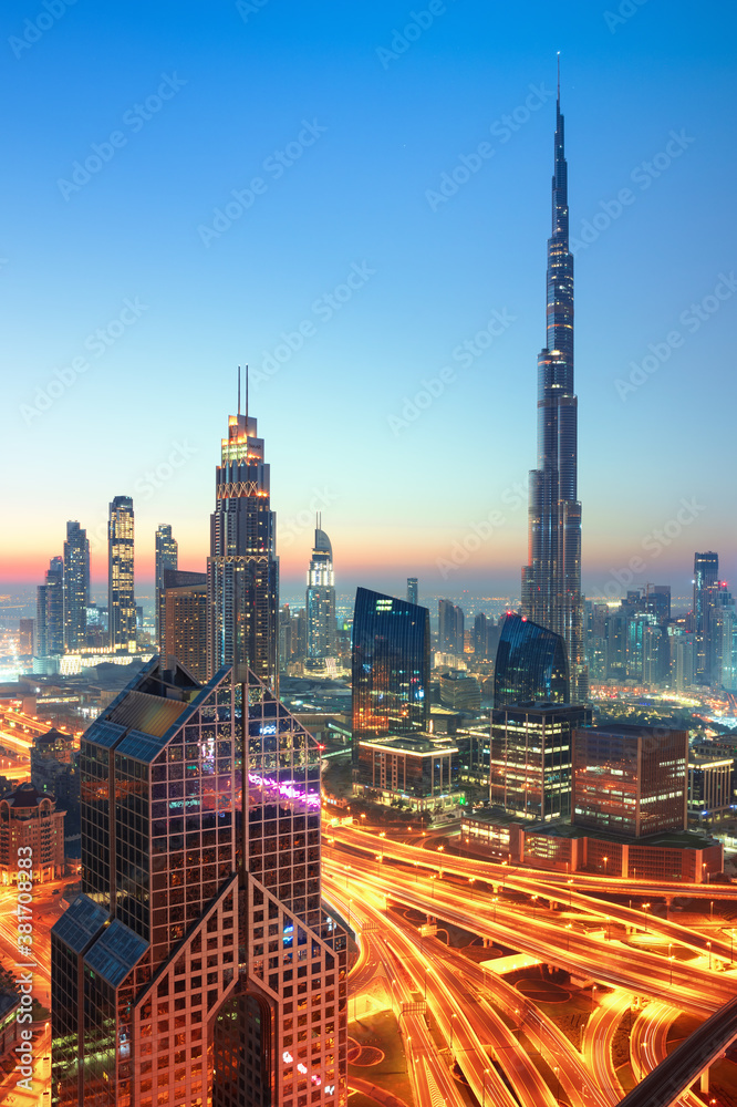 阿拉伯联合酋长国迪拜市中心天际线，豪华摩天大楼