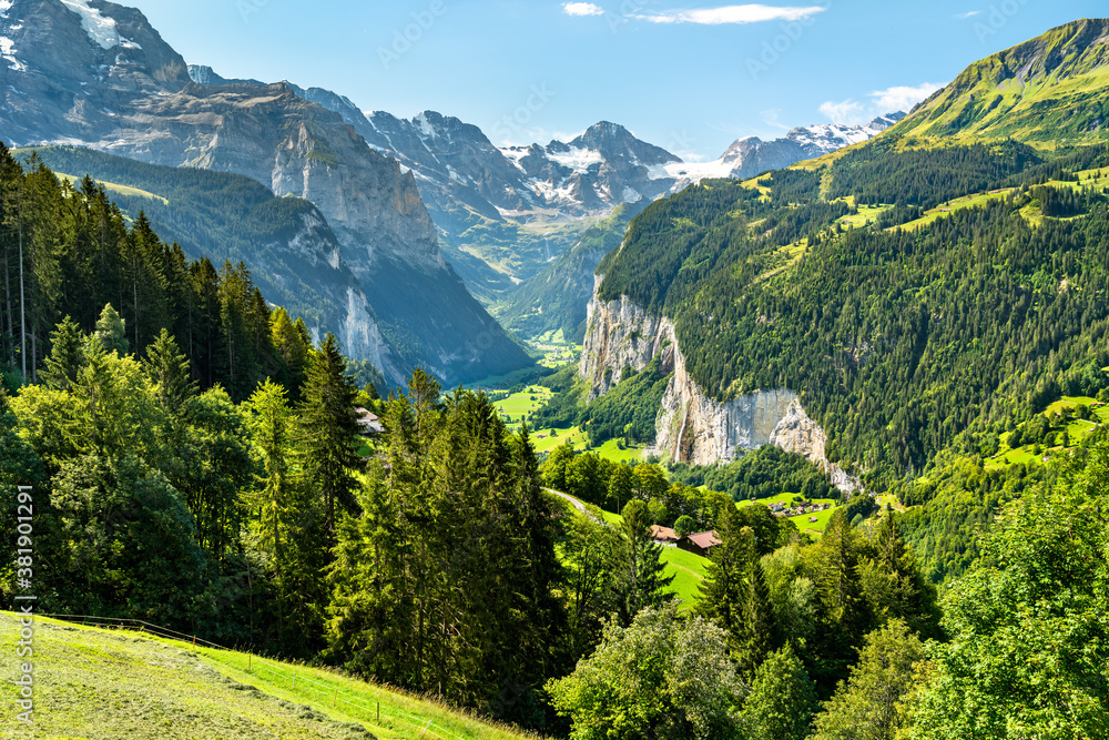 瑞士阿尔卑斯山温根Lauterbrunnen山谷全景