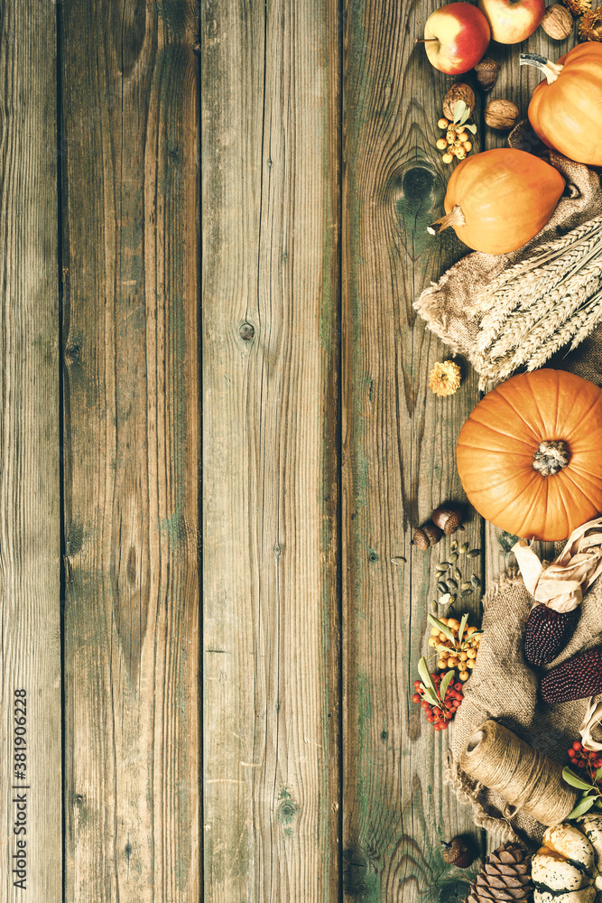 秋天的背景-旧木桌上的落叶和健康食品。感恩节概念，合作