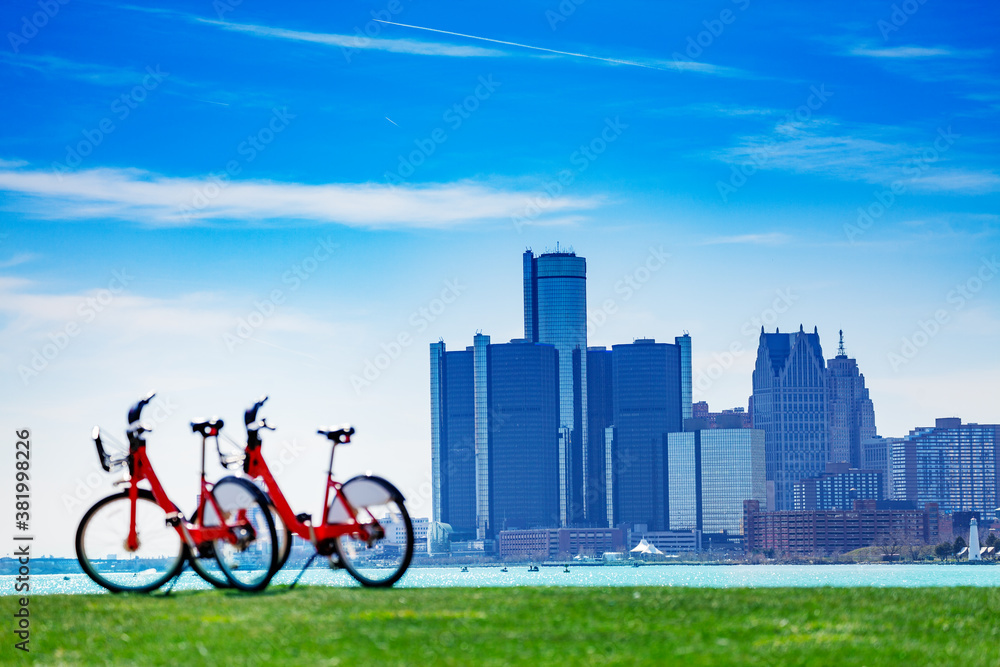 底特律河日落点上的城市自行车，在阳光明媚的日子里从贝尔岛俯瞰市中心