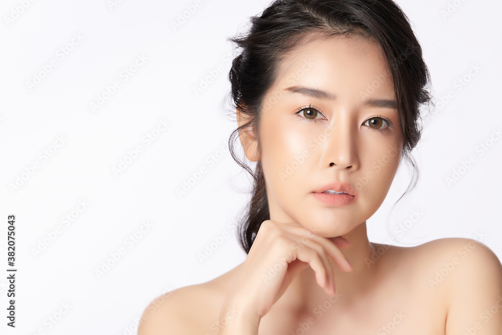 美丽的年轻亚洲女性，在白色背景下拥有干净清新的皮肤，面部护理，面部护理。