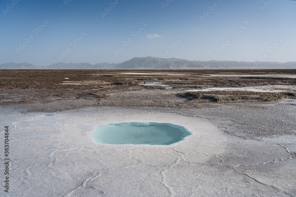 中国青海旱地的盐池。