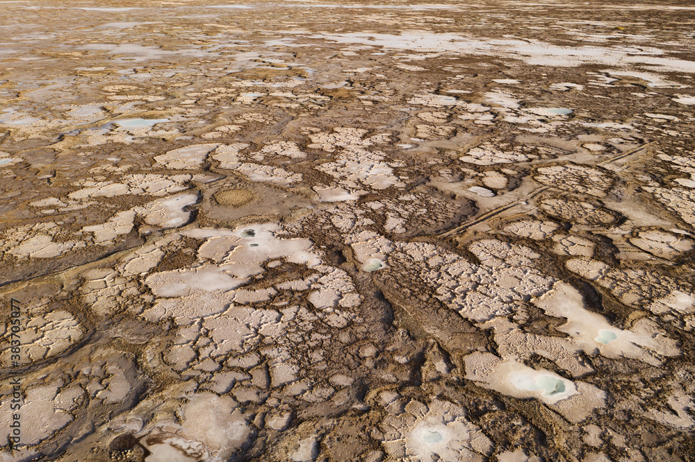 中国青海干旱地区的盐池。
