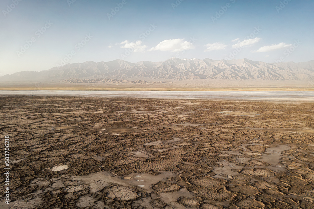中国青海的旱地，盐湖边的土壤。