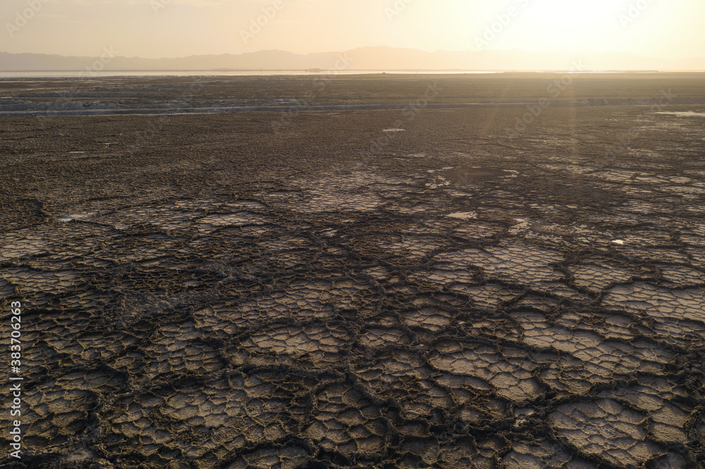 中国青海的旱地，盐湖边的土壤。