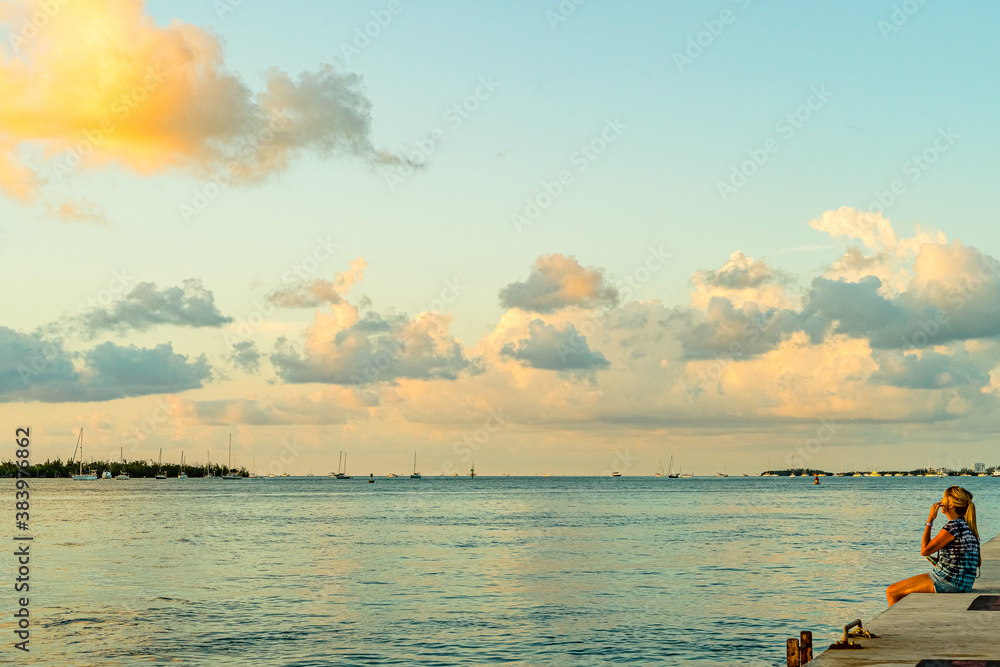 日落，从美国佛罗里达州基韦斯特的马洛里广场俯瞰日落岛