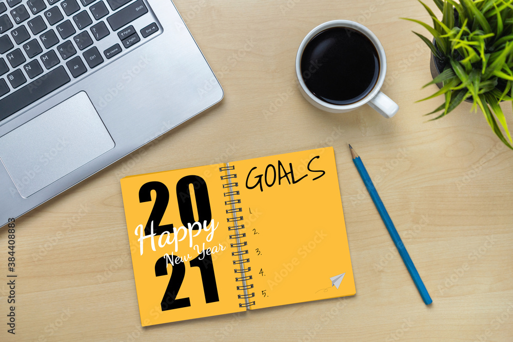 2021快乐新年决心目标列表-手写笔记本的商务办公桌