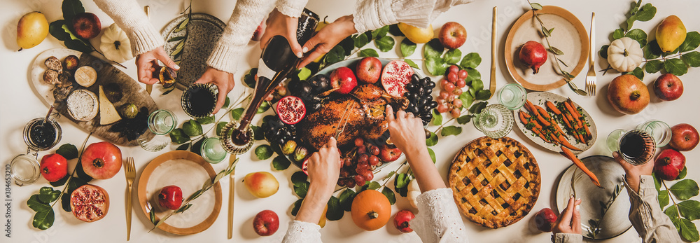 秋季感恩节，交友，家庭聚会晚餐。人们的手在吃和喝