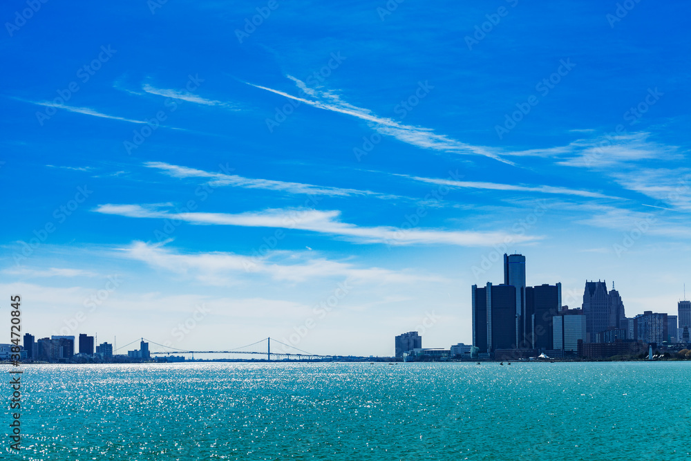 在阳光明媚的日子里，从贝尔岛的日落点俯瞰底特律河和城市的大使桥全景