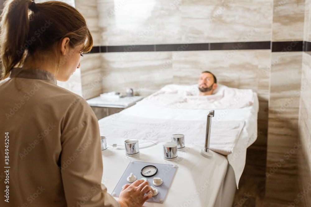 一名男子在浴室接受治疗时放松，浴室里充满了二氧化碳。