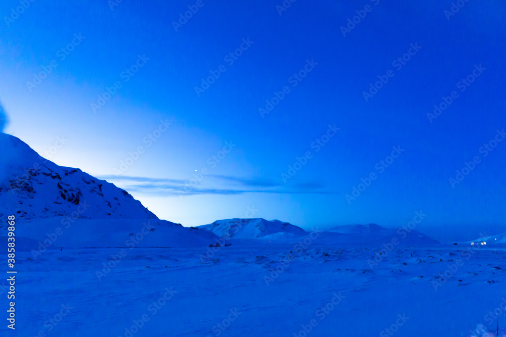 冰岛黎明前的山脉景观。不同寻常的光线。