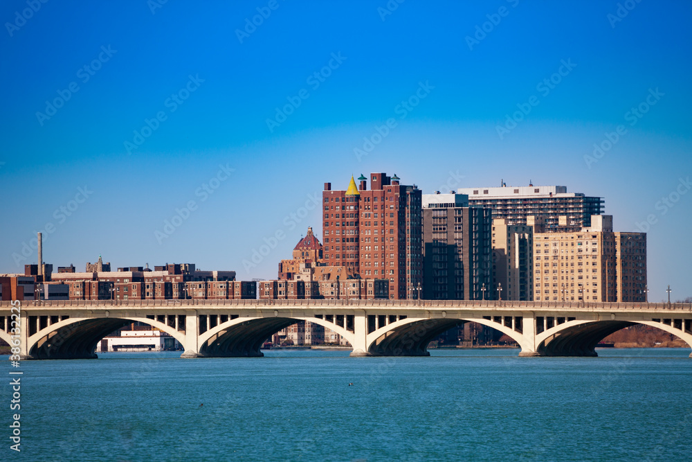 阳光明媚的日子里，从贝尔岛的日落点开始，底特律河上的麦克阿瑟大桥