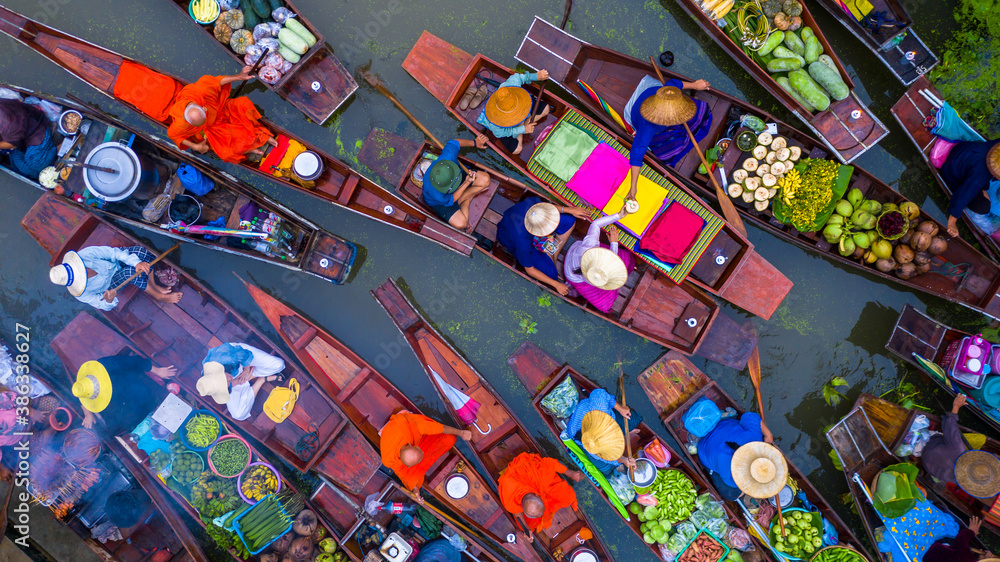 鸟瞰泰国著名的浮动市场，Damnoen Saduak浮动市场，农民去卖或