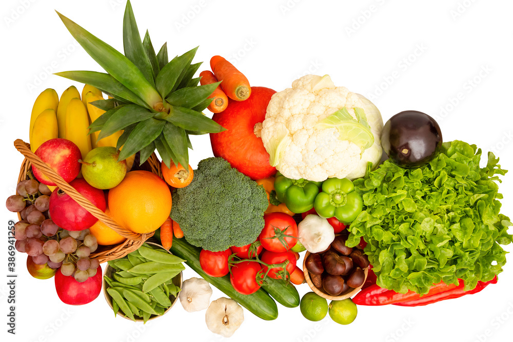 将蔬菜和水果苹果、葡萄、橙子、菠萝、香蕉放在带车的木篮子里