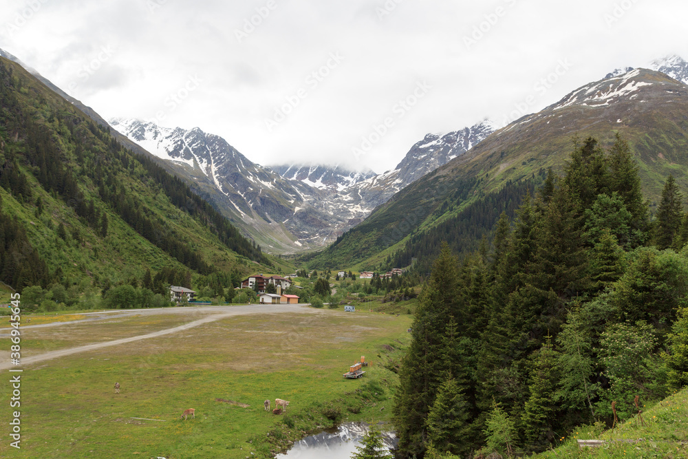 奥地利蒂罗尔阿尔卑斯山脉的山脉全景和山谷