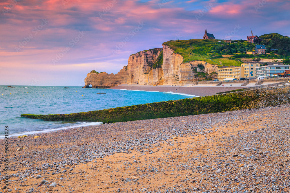 法国诺曼底埃特雷塔悬崖和滨水建筑的砾石海滩