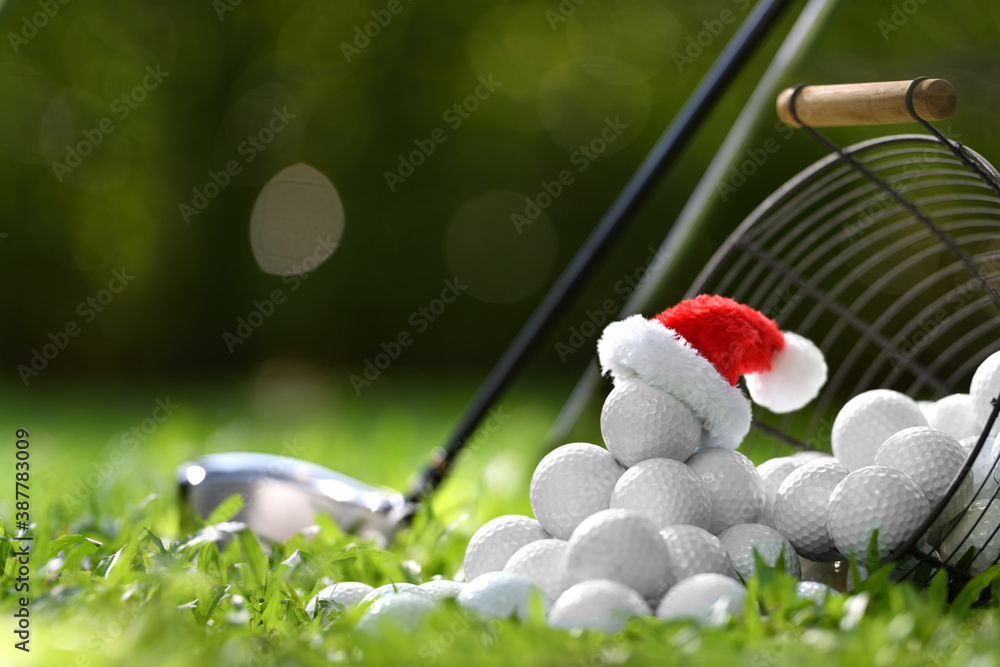 高尔夫球场后面的节日季节，球座上戴着圣诞老人帽，看起来很喜庆