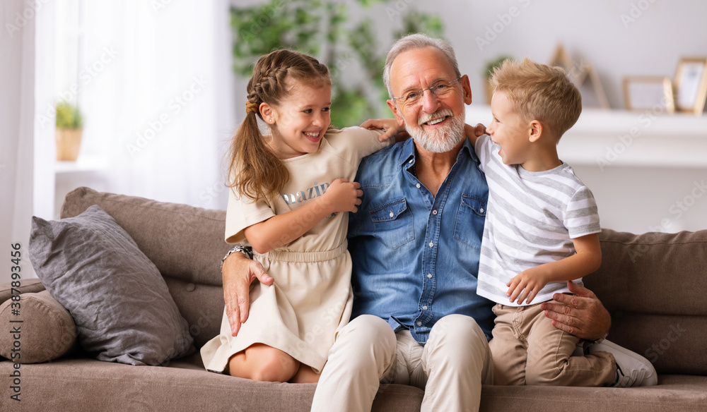 爷爷在沙发上拥抱孙子