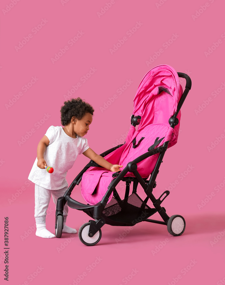 可爱的非裔美国婴儿和婴儿车，彩色背景