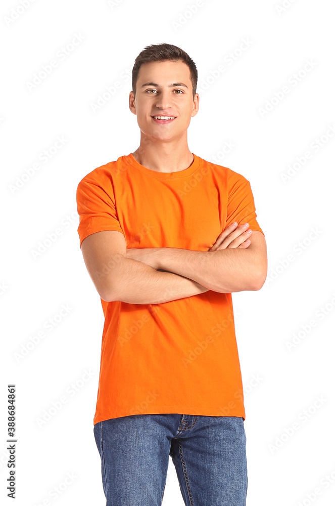 身穿白底橙色t恤的英俊男子