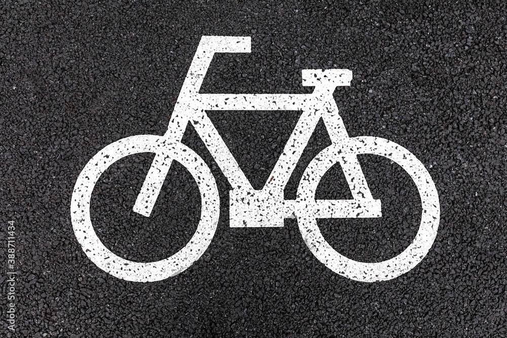 沥青上的近距离白色自行车停车标志