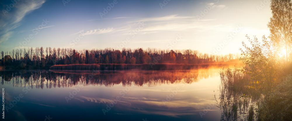 晨曦秋日的中欧湖泊景观