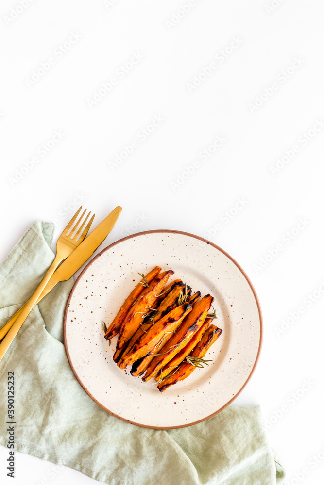 木板上的香料红薯薯条，俯视图