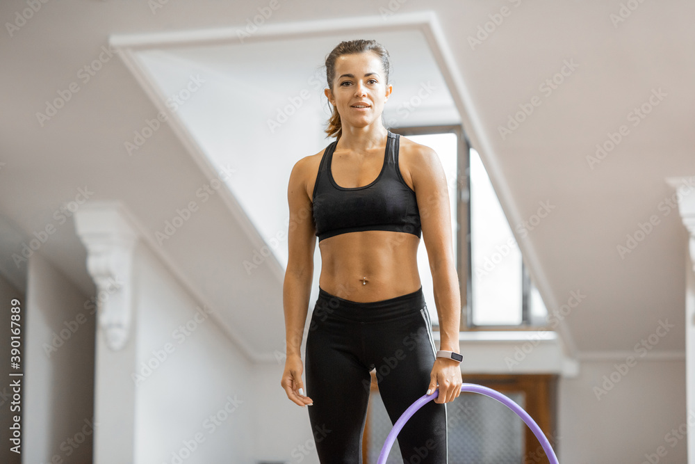 一位运动女性在健身房用铁环练习艺术体操的肖像