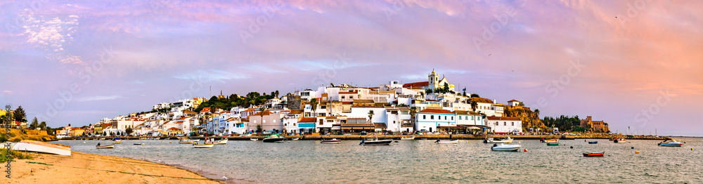 费拉古多，日落时的传统渔村。葡萄牙阿尔加维
