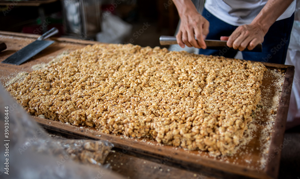 在中国传统糕点中制作花生糖的过程