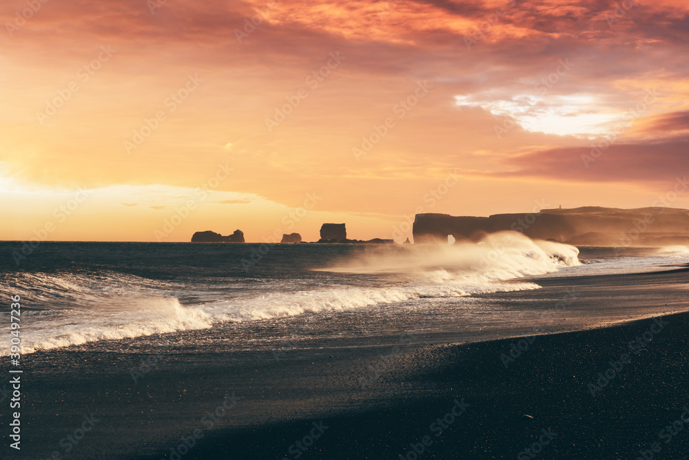 冰岛维克黑海滩暴风雨大西洋上令人难以置信的日落景象。巨浪，橙色的天空