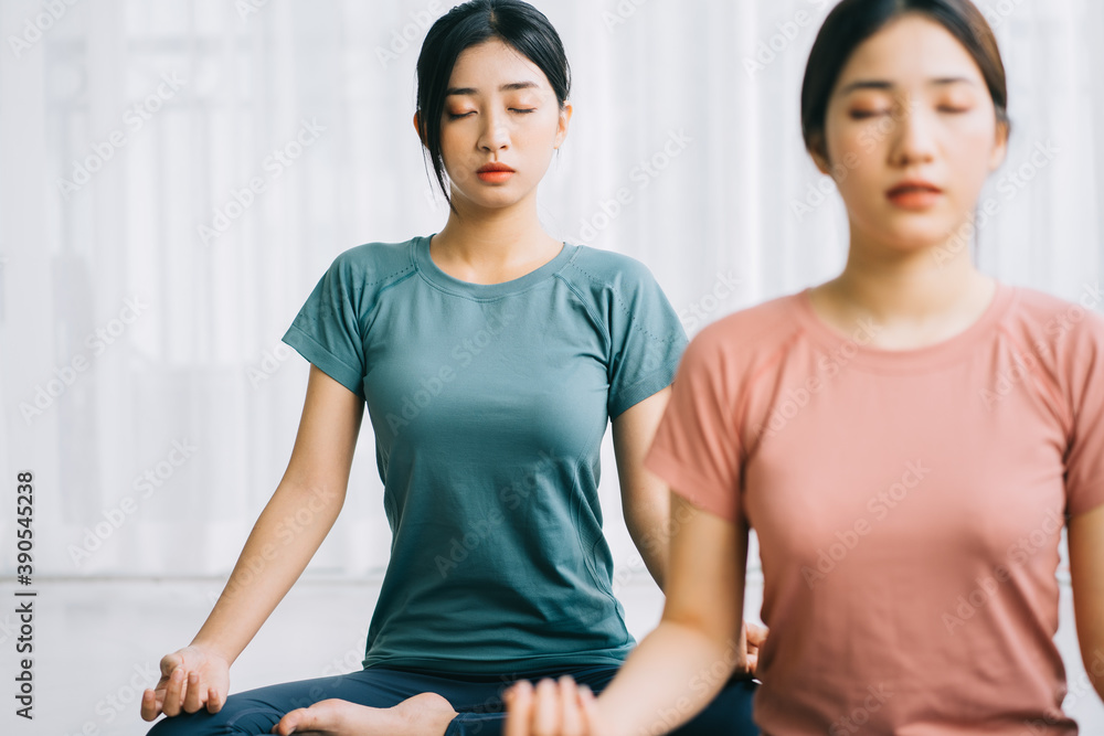 两名亚洲女性在家练习冥想