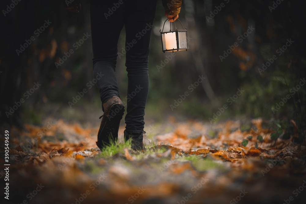 一个提着灯笼在树林里行走的男人