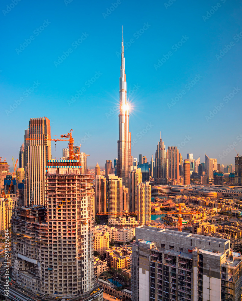 日出时的迪拜市中心景色，阿联酋