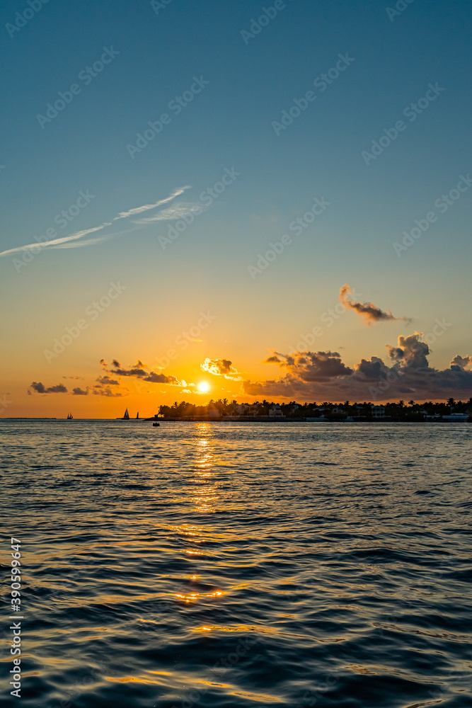 日落，从美国佛罗里达州基韦斯特的马洛里广场俯瞰日落岛