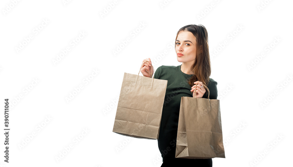 一名女子拿着两个白色背景的杂货购物袋。背景是孤立的。