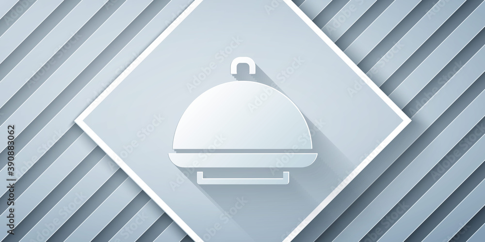 剪纸上覆盖着一盘灰色背景上隔离的食物图标。托盘和盖子标志。餐厅
