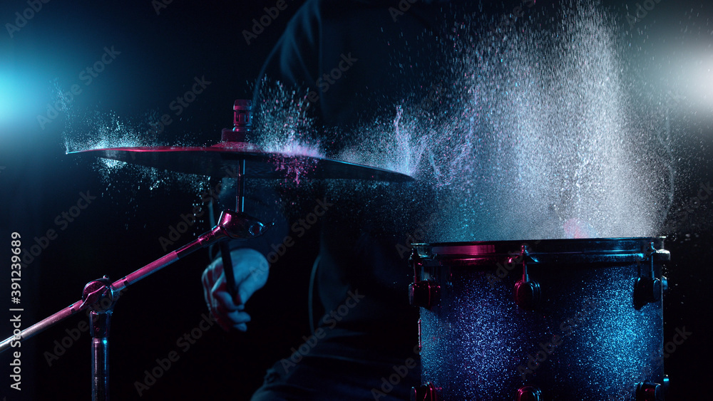 鼓手用水花击鼓的定格动作