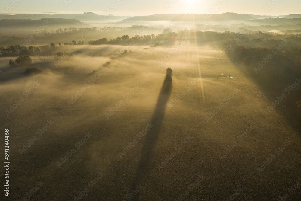 清晨雾蒙蒙的欧洲乡村鸟瞰图。