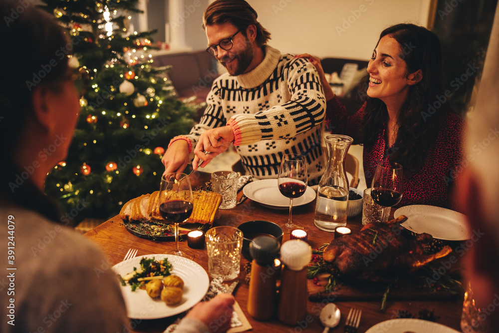 欧洲家庭吃圣诞晚餐