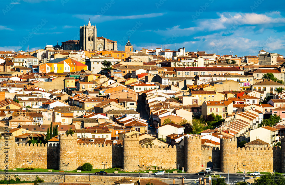 阿维拉中世纪城墙鸟瞰图。西班牙联合国教科文组织世界遗产