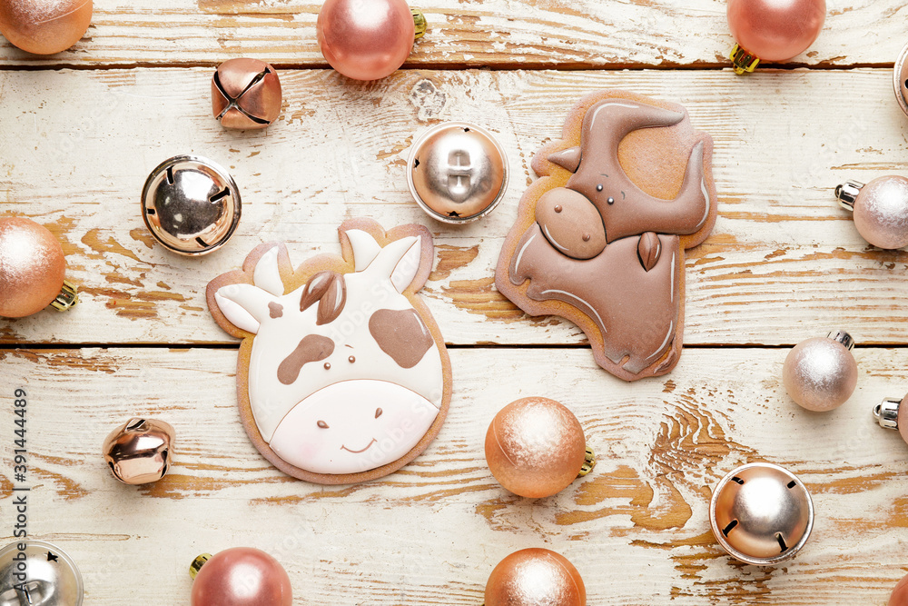 木质背景上的公牛形状和圣诞装饰的美味饼干