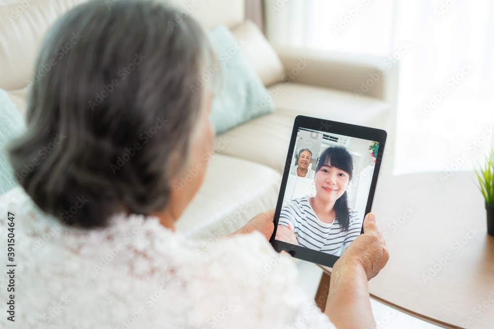 亚洲老年妇女与女儿在视频中进行虚拟欢乐时光会面和在线交谈