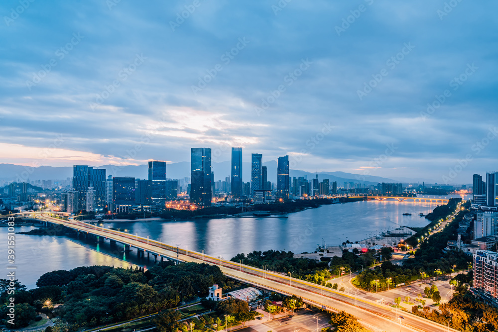 中国福建福州闽江沿岸CBD城市的清晨景色