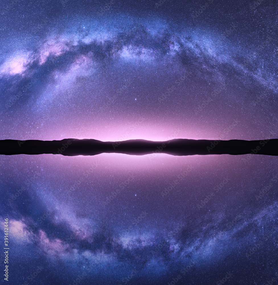 银河拱门倒影在水中。明亮的拱形银河夜景，带sta的紫色天空