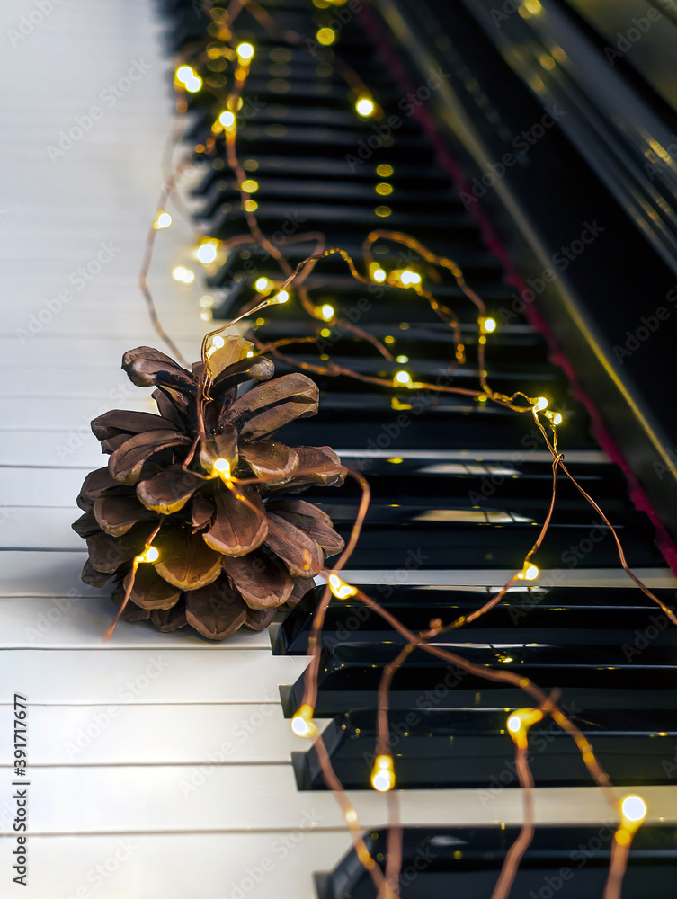 钢琴上装饰着花环和松果，作为圣诞节和新年的装饰。