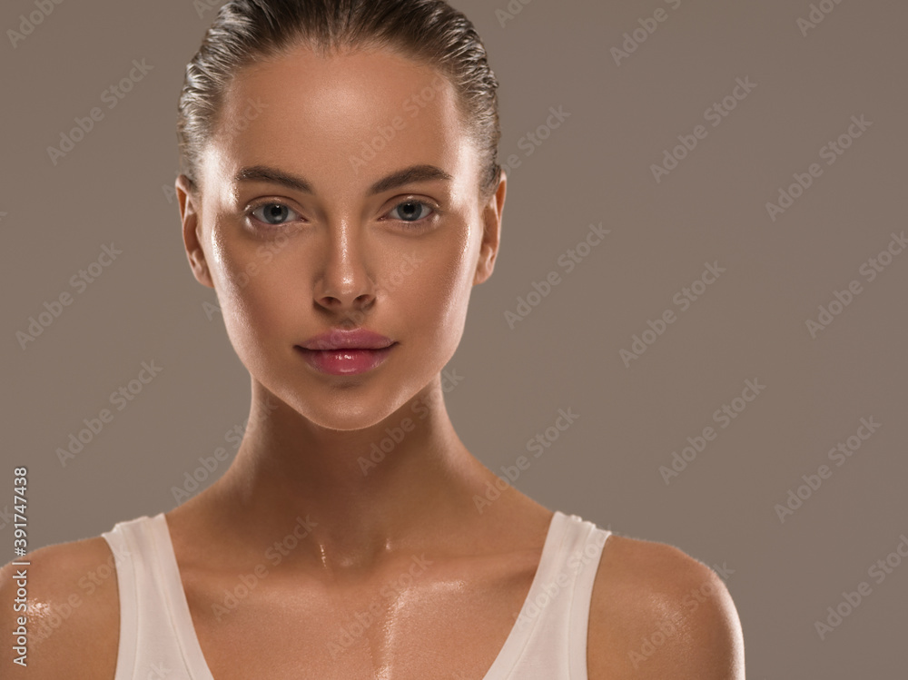 美丽的女性脸与健康清洁的斯隆水疗概念美容护肤