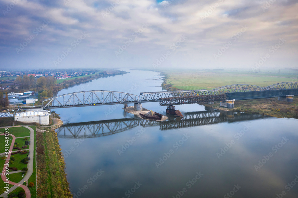 波兰切沃维斯瓦河和铁路桥的空中景观