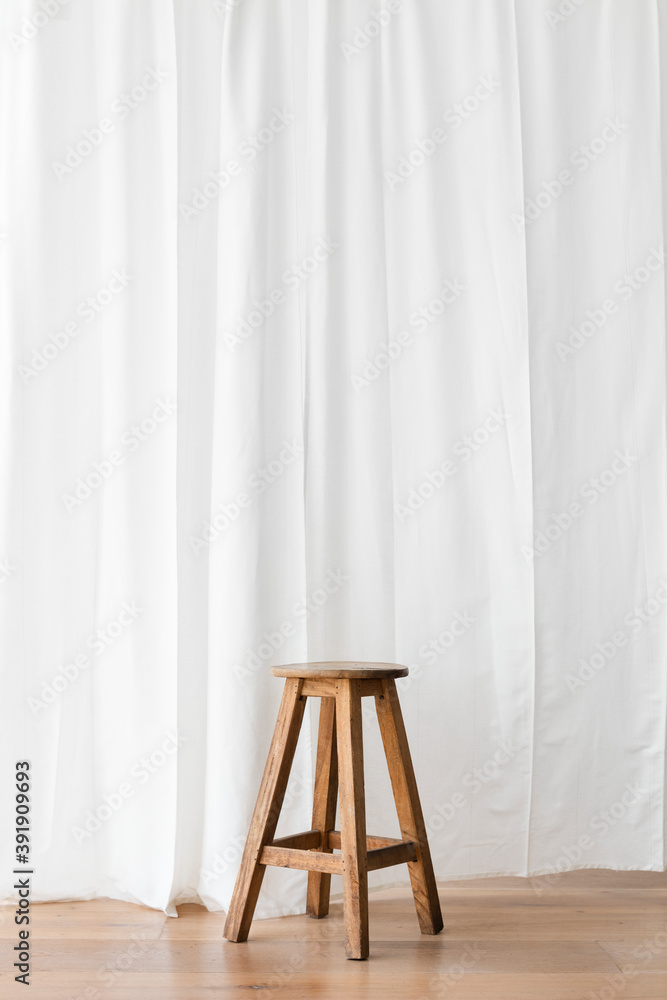 白色窗帘前的木凳
