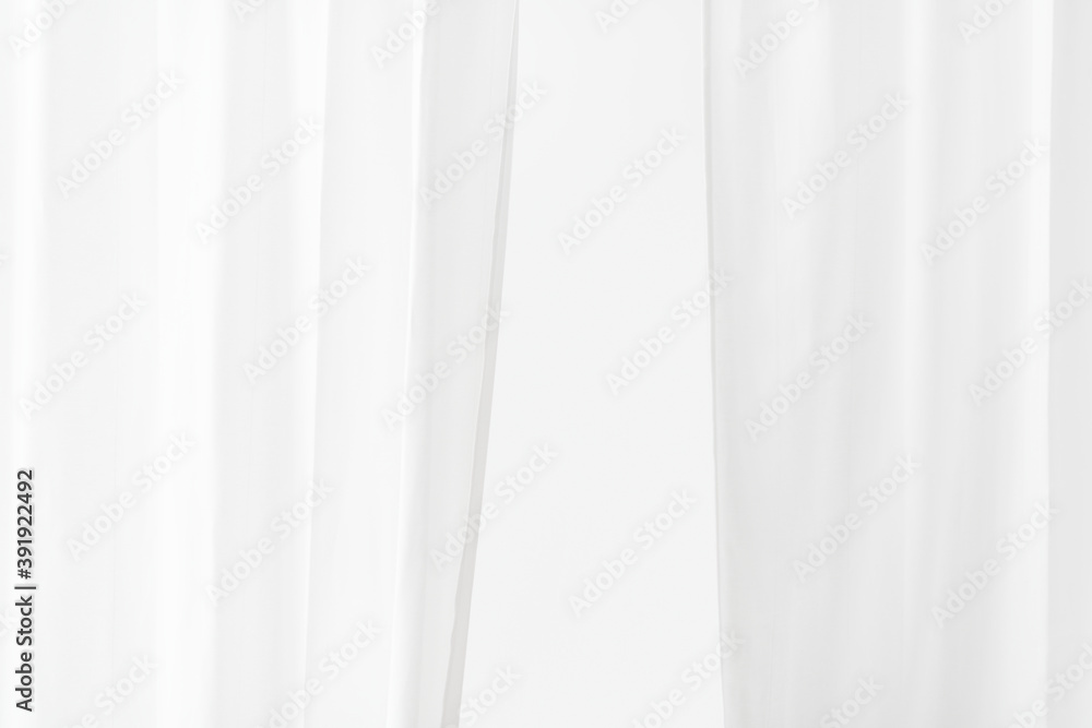房间里的纯白窗帘